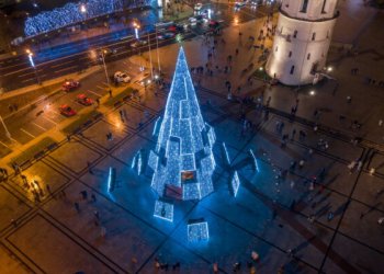 Vilniaus Katedros aikštėje įžiebta siurreali Kalėdų eglė