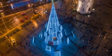 Vilniaus Katedros aikštėje įžiebta siurreali Kalėdų eglė