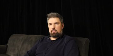 Naujasis Vilniaus mažojo teatro vadovas Simonas Keblas: apie teatro viziją ir kelionę link „laimės žiburio“