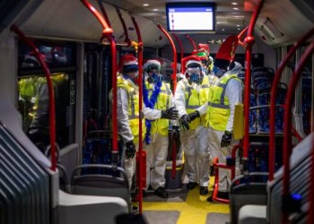 Kalėdinė dovana vilniečiams – į gatves išriedėję 300 garų patrankomis dezinfekuotų autobusų