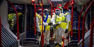 Kalėdinė dovana vilniečiams – į gatves išriedėję 300 garų patrankomis dezinfekuotų autobusų