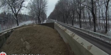 Prevencinės priemonės metu nustatyta birios medžiagos vežimo reikalavimų pažeidimų (video)