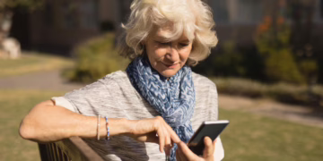 Senjorė su telefonu
