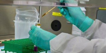 Patvirtinta izoliacijos tvarka po didelės rizikos kontakto galimai imunitetą COVID-19 turintiems žmonėms