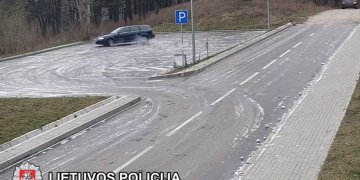 Vaizdo kameros užfiksavo chuliganiško vairavimo Lentvaryje atvejus (video)