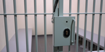 Suimtas moterį apiplėšęs jaunuolis