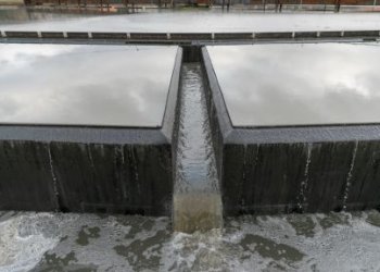 „Vilniaus vandenys“: plastiko minkštikliai nuotekose – grėsmingai auganti problema, pramonei būtini griežtesni įpareigojimai