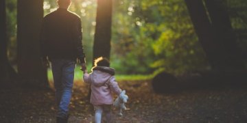 Vienišam tėčiui pasidalinus savo istorija, specialistė pataria, kaip auginti skirtingos lyties vaiką