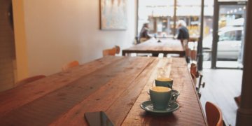 Atveriami kavinės ir barai: išmanūs sprendimai, padėsiantys veikti saugiau ir efektyviau