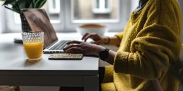 Per šventes planuojantiems „Zoom“ skambutį su artimaisiais, IT specialistai pataria neskubėti