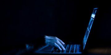 Būkite budrūs – sukčiai naudoja netikras paskyras