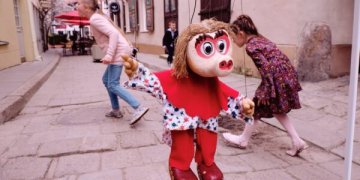 Iš stebuklingo puodelio po Vilnių pasklido linksmybių ir išminties košė