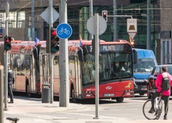 Naujausia tvarka viešajame transporte: kaukės išlieka, atstumai rekomenduojami