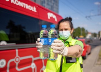 keleivius vėsina geriamuoju vandeniu