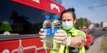 keleivius vėsina geriamuoju vandeniu