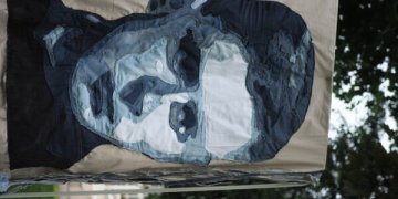 Prezidentūros parke – džinsinis poeto Vytauto Mačernio portretas