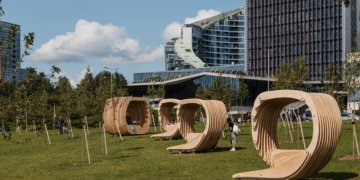 Vilniečiams padovanojo mobilias darbo vietas prie Baltojo tilto