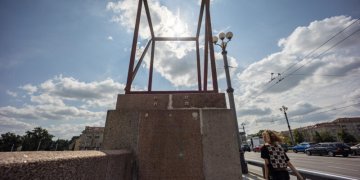 Ant Žaliojo tilto iškilo meninė instaliacija