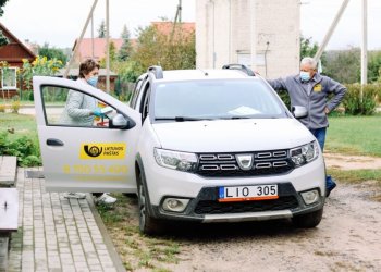 Įgyvendinamas pilotinis projektas – galimybė pasiskiepyti nuo Covid-19 senjorams atkeliauja kartu su laiškininku