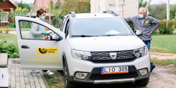 Įgyvendinamas pilotinis projektas – galimybė pasiskiepyti nuo Covid-19 senjorams atkeliauja kartu su laiškininku