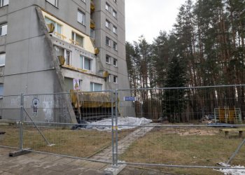 Nukritęs balkonas gyventojų dėl renovacijos neįtikino: savivaldybė ragina darkart apsvarstyti sprendimą