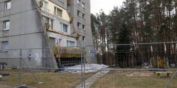Nukritęs balkonas gyventojų dėl renovacijos neįtikino: savivaldybė ragina darkart apsvarstyti sprendimą
