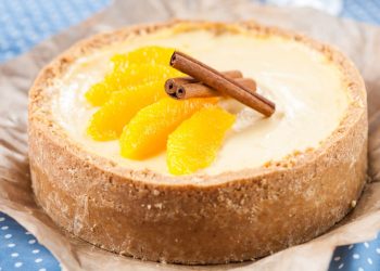 Šaldytas sūrio pyragas su apelsinais ir imbieriniais sausainiais