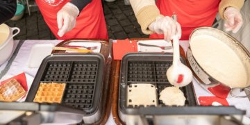 Šeštadienį prie Rotušės – Tarptautinė Kalėdų labdaros mugė ir eglės įžiebimas