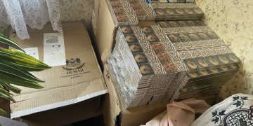 Drono gabenta kontrabanda nukrito prieš pat policijos automobilį (video)