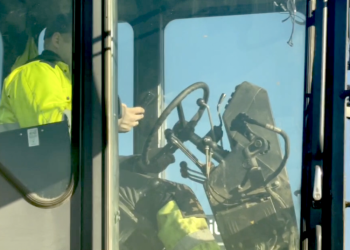 Vairuotojai vis dar neatsakingai naudojasi mobiliojo ryšio priemonėmis be laisvų rankų įrangos (video)