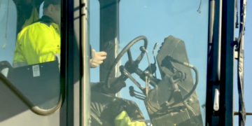 Vairuotojai vis dar neatsakingai naudojasi mobiliojo ryšio priemonėmis be laisvų rankų įrangos (video)