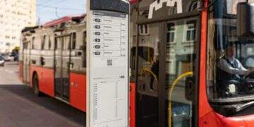 Vilniuje testuojama naujovė keleiviams: elektroniniai viešojo transporto tvarkaraščiai