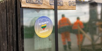 Pirma stiklo siunta iš Vilniaus pasiekė Ukrainą