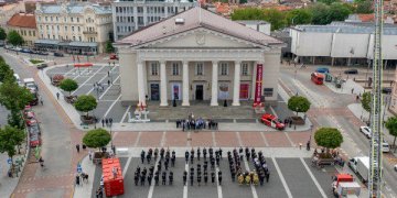 Pasveikinti 220 metų jubiliejų minintys Vilniaus ugniagesiai gelbėtojai