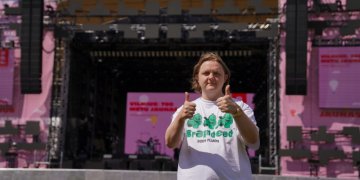 Į Vilnių atvykęs Lewis Capaldi pasiruošė vakaro pasirodymui: išbandė Vingio parko sceną
