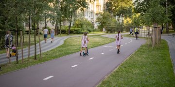 Vilnius šienauja pievas