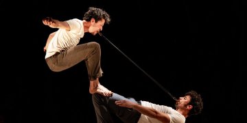 HELIUM festivalio metu kvapą gniaužiantis šiuolaikinio cirko pasirodymas – „BITBYBIT“!