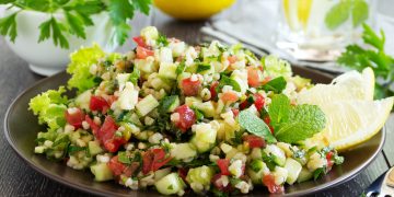 Augaliniai pietūs – sočiai ir lengvai: pasigaminkite salotas su kruopomis