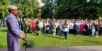 J. Šiugždinienė pasveikino daugiatautės mokyklos bendruomenę