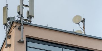 Fizikos mokslų daktaras atsako: kaip veikia 5G ryšys ir kodėl po bokštu gyventi yra saugu?