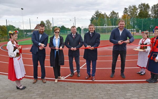 Atidarytas M. Balinskio gimnazijos stadionas: mylėkite sportą!