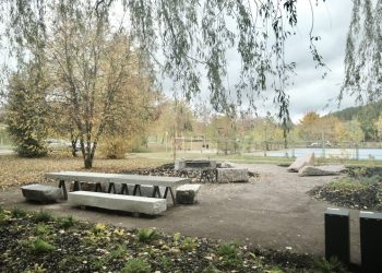 Menininkai kviečia į svetainę-virtuvę po atviru dangumi