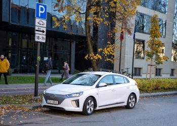 Elektromobilius vilniečiai galės įkrauti ir nuo apšvietimo stulpų: sprendimas gyvenantiems daugiabučiuose