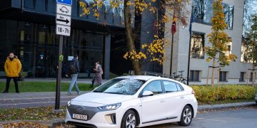 Elektromobilius vilniečiai galės įkrauti ir nuo apšvietimo stulpų: sprendimas gyvenantiems daugiabučiuose