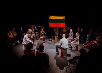 Sąjūdžio kartos istorijas pasakojantis spektaklis „Juoda – balta“ Vilniaus 700–ojo jubiliejaus proga svečiuosis Rygoje