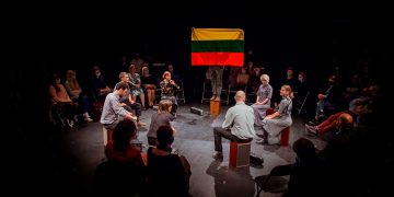 Sąjūdžio kartos istorijas pasakojantis spektaklis „Juoda – balta“ Vilniaus 700–ojo jubiliejaus proga svečiuosis Rygoje