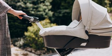 Konstitucijos pr. pėsčiųjų perėjoje partrenktas vežimėlis su kūdikiu