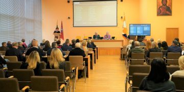 Posėdžiavo Vilniaus rajono savivaldybės taryba: stipendijas skyrė dar 3 studentams, patvirtinto Valčiūnų gimnazijos modernizacijos projektą