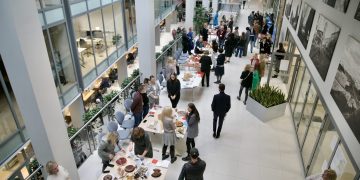 Kilniam tikslui Vilniaus savivaldybės darbuotojai už pyragus surinko apie 1200 eurų