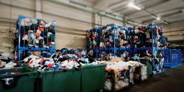 Tekstilės konteinerių radiniai stebina – tenka organizuoti ir daiktų gelbėjimo  operacijas